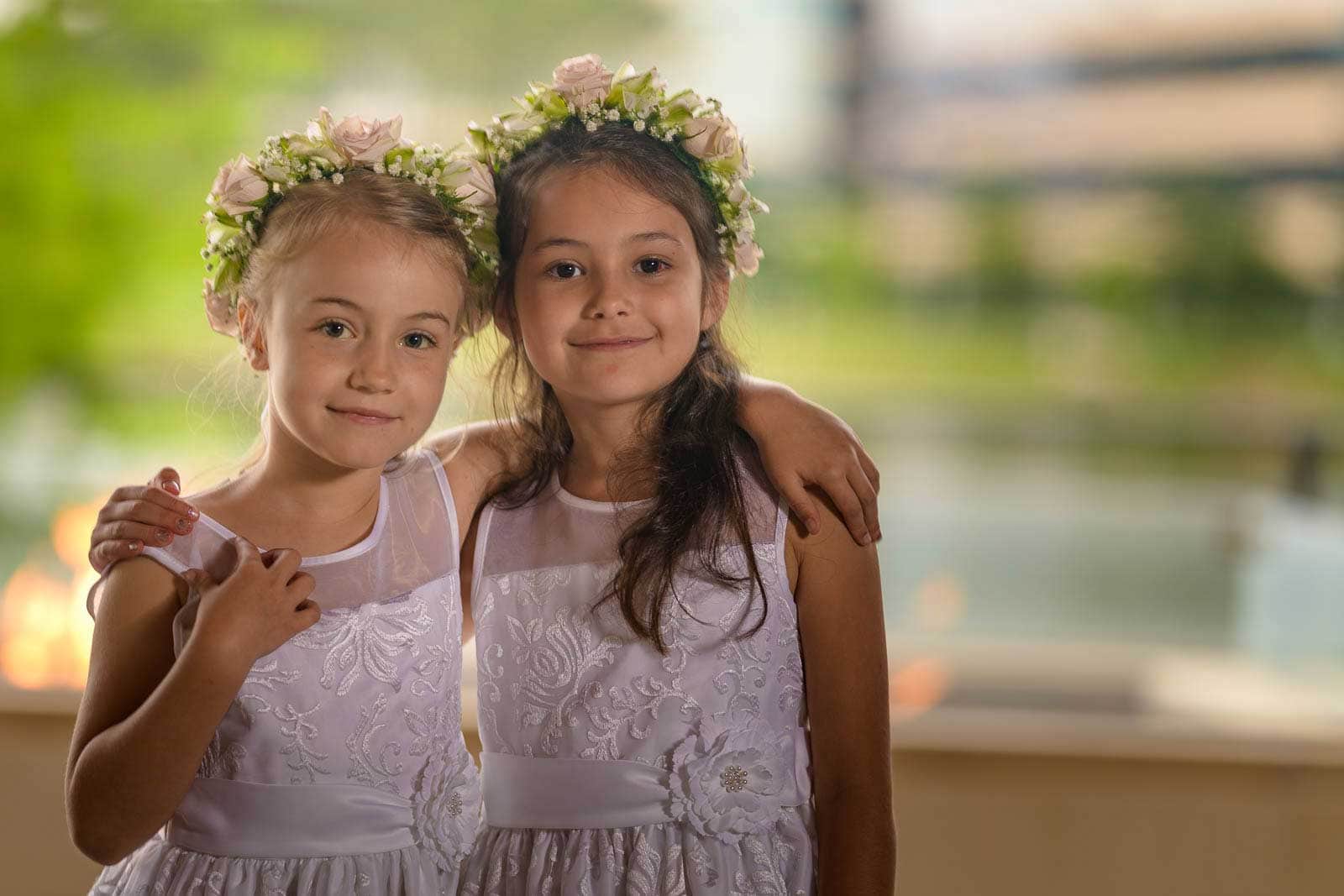 New sisters posing at a wedding