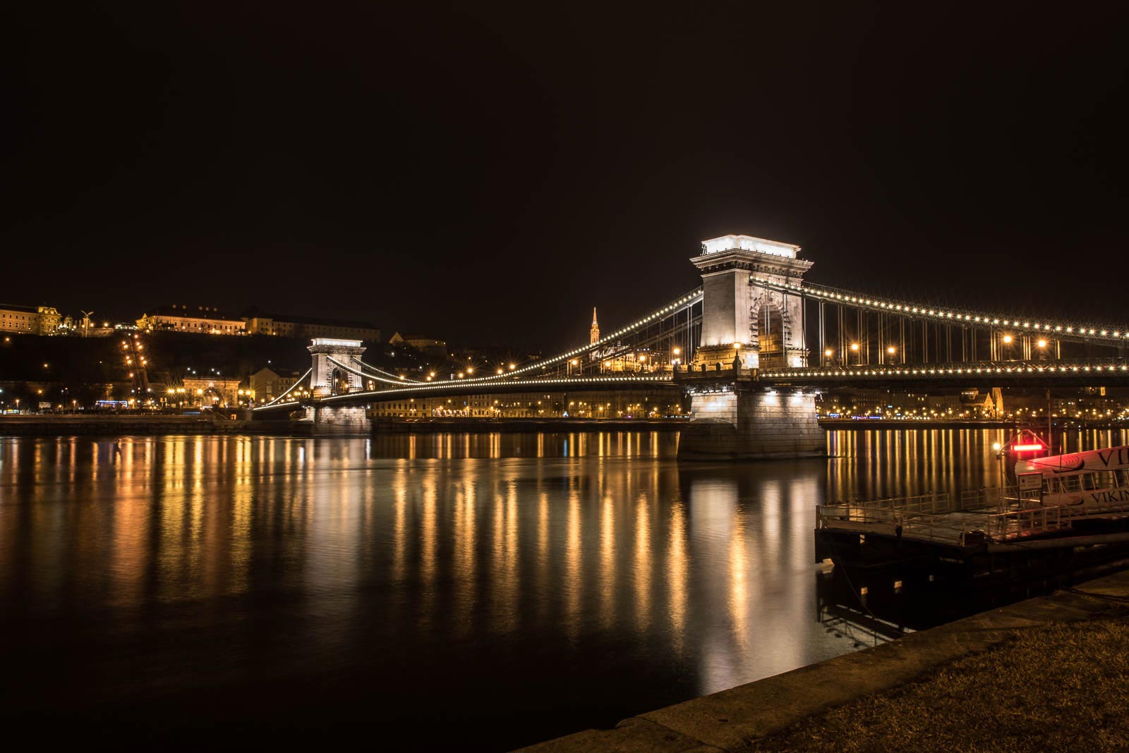 The chain bridge in budapest at night.