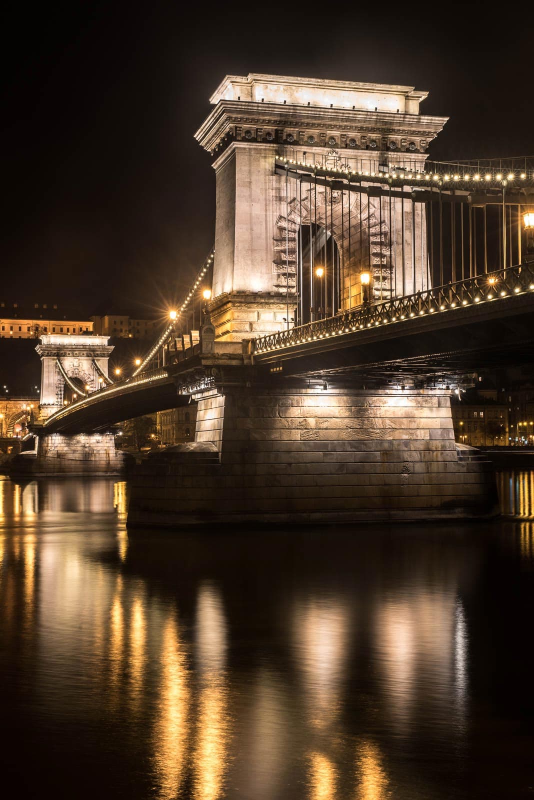 The chain bridge in budapest at night.
