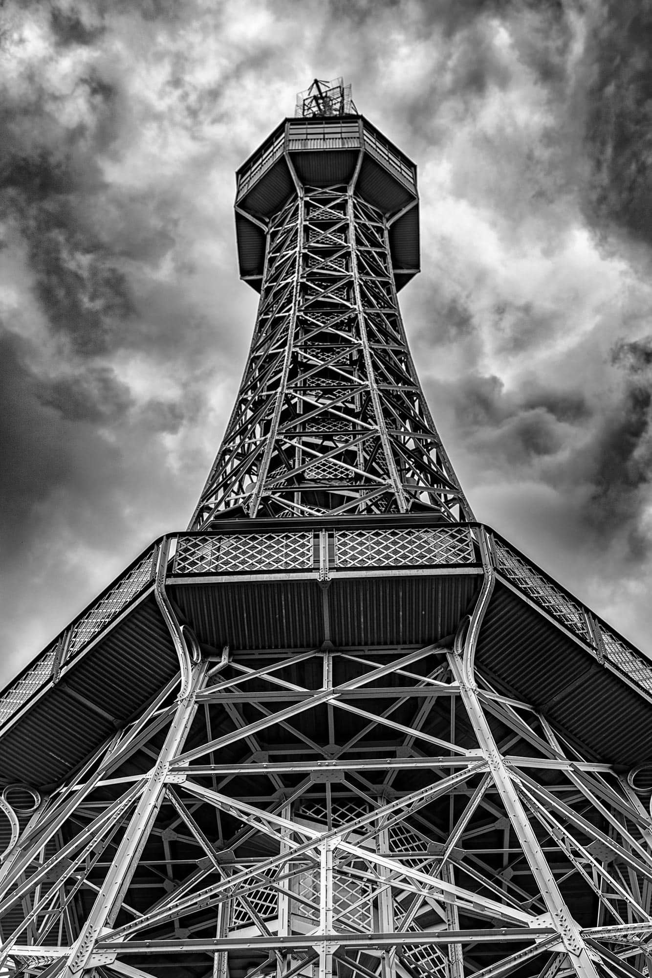 A black and white photo of the eiffel tower.